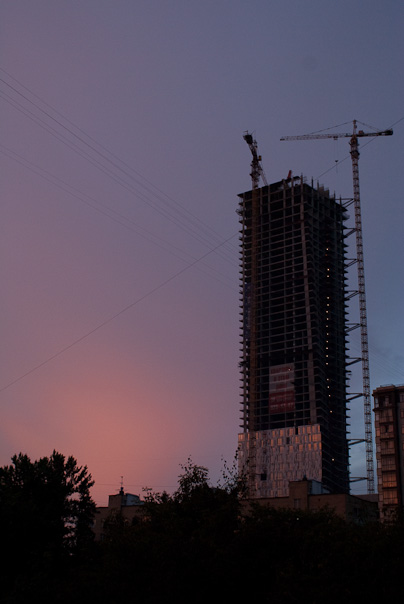 Pink glow and skyscraper under construction (Mosfilmovskaja)